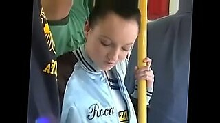 La pasión lleva a una sesión de sexo ardiente en un autobús.