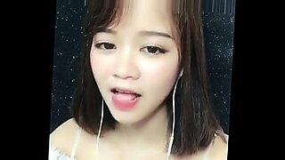 Vietnamese beauty teases and pleases in live show.