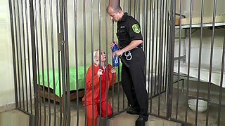 Prisoner krijgt een ruw anaal triootje van oudere agenten.