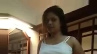 Kurvige sri-lankische Teenagerin zeigt ihre großen Brüste in einem verführerischen Solo