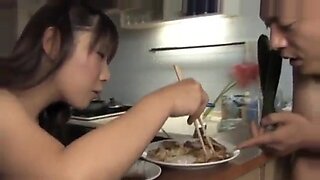 Bữa tối và món tráng miệng căng thẳng của cô gái trẻ Nhật Bản Momo Aizawa