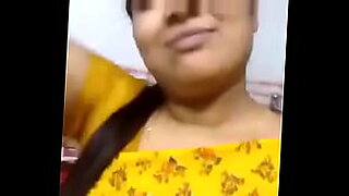 Indiase tante experimenteert met haar seksuele verlangens