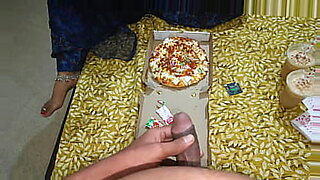 インドの女の子が、冷たいピザと指で自分を快楽に浸す。