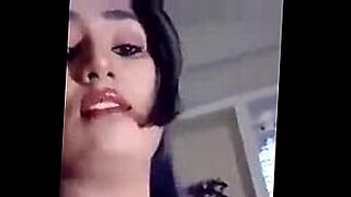 Eine indische Schönheit erforscht ihre wilden Wünsche in einem expliziten Video.
