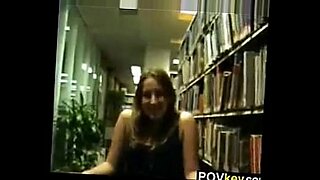 Una joven universitaria se pone traviesa en la biblioteca con su amiga.