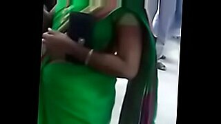 A titia Tamil levanta sensualmente o sari revelando suas curvas.