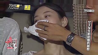 일본 여자가 BDSM 씬에서 클로로포름을 하고, 구속되며, 입을 막힙니다.