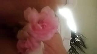 Ruby Gilman melakukan striptis sensual dan permainan payudara