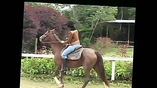 एंजेला व्हाइट कामुक मुठभेड़ में एक घोड़े की सवारी करती है।