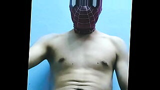 Un super-héros en costume spiderman s'engage dans des relations sexuelles chaudes.