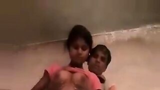 Uma garota Desi seduz seu professor para sexo na webcam.