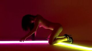 Yoko yang seksi menggoda dengan lampu neon