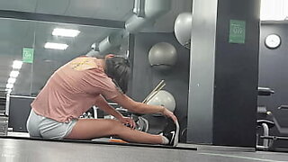 健身女孩在健身房里狂野