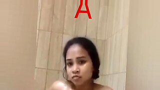 印度美女在浴缸里洗她的大奶子