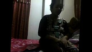 Video bocor gadis Bangladeshi menunjukkan seks kelompok yang liar