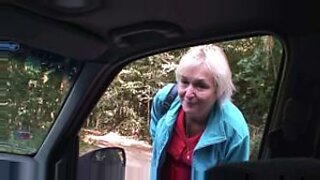 Une vieille grand-mère satisfait ses désirs dans une voiture chaude.