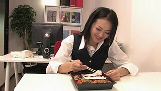 Một trợ lý Nhật Bản thỏa mãn niềm đam mê chân trong giờ nghỉ trưa.