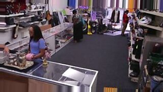 Uma funcionária latina de uma loja de penhores troca sexo oral por dinheiro.