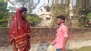 Ragazza indù impazzisce con il gioco dell'asciugamano