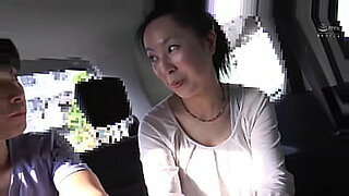 Milf giapponesi vengono sorprese da una telecamera nascosta e da un grosso cazzo nero