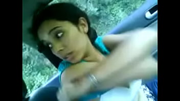 Indian wifey flashing bosoms in car
