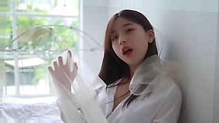 Một người mẫu Hàn Quốc khỏa thân để chụp ảnh gợi cảm.
