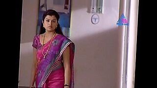 マラヤラムの女優が、ホットなビデオで自分のアセットを誇示する。
