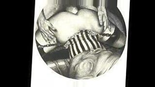 Seni BDSM Jepun vintage menampilkan ikatan lesbian erotis dan aksi tegar.