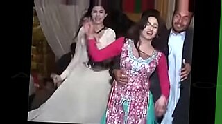 Si cantik Desi dengan menggoda menari di YouTube