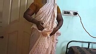 Tamilische Tante von jungem Kerl verführt