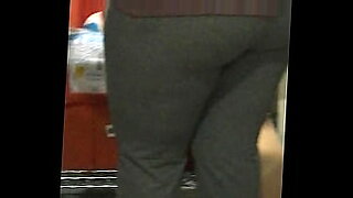 젊은 남자가 아프리카 여성들의 큰 엉덩이를 즐깁니다.