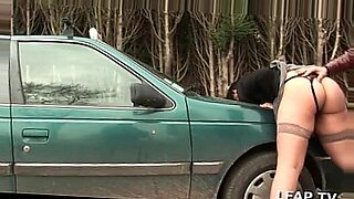 Una coppia amatoriale francese si filma mentre fa sesso in macchina.