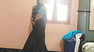 Video sensual Tamil yang menampilkan urutan minyak intim ibu dan anak.
