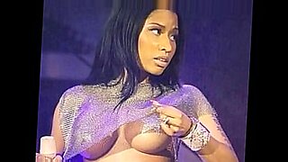 Nicki Minaj exibe suas curvas e beleza deslumbrantes.