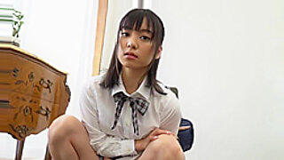 一个年轻的亚洲女孩在高清淋浴视频中撒尿,有毛茸茸的特写。