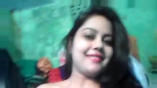 Indiase schoonheid verkent haar verlangens voor de webcam.