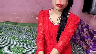 Desi-Mädchen zeigen ihre Vorzüge in pakistanischem Porno