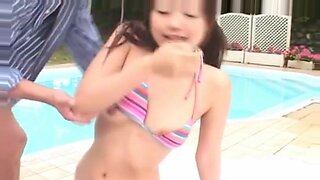 La pénétration de la piscine de l'adolescente asiatique Miyu Hoshino conduit à une rencontre hardcore intense.