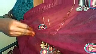 Kecantikan Malayalam dengan menggoda melepaskan saree birunya.