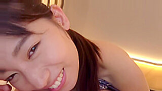 アジアの美女がPOVスタイルで官能的な手コキをする。