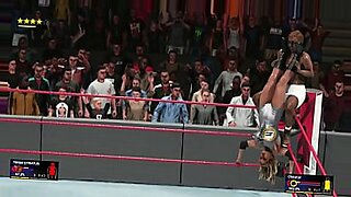 Trish Stratus của WWE tham gia vào những cảnh nóng bỏng.