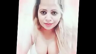 Atriz indiana estrela em uma cena de pornô quente em hindi.