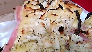 Food Porn - fingering Kentuky pizza