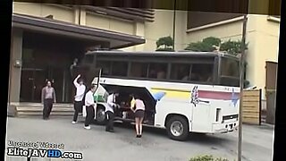 Gadis Jepun dipuaskan oleh dua gadis di dalam bas