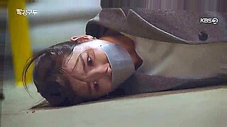 एचडी बीडीएसएम बुत वीडियो में एक कोरियाई सुंदरी को बांधा गया और छेड़ा गया।