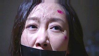 亚洲美女在BDSM场景中用胶带闭上嘴巴,给大鸡巴口交。