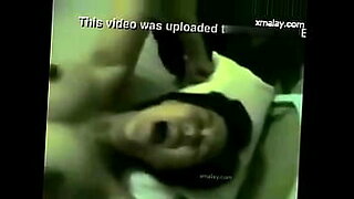 印度女孩在露骨的马来西亚视频中暴露自己。