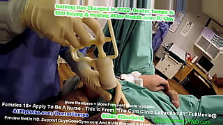 Eine verführerische Krankenschwester neckt ihren Patienten mit ihren verführerischen Avancen.