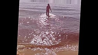 Juego salvaje con agua en la almohadilla de Apollo Beach.