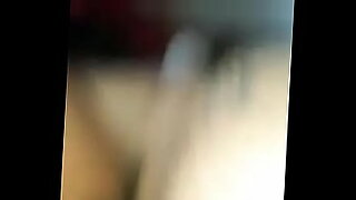 Webcam yang menggoda mendedahkan momen intim.